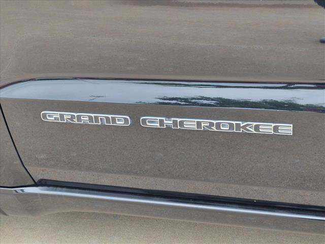 Used 2017 Jeep Grand Cherokee Overland AWD/4WD image 18