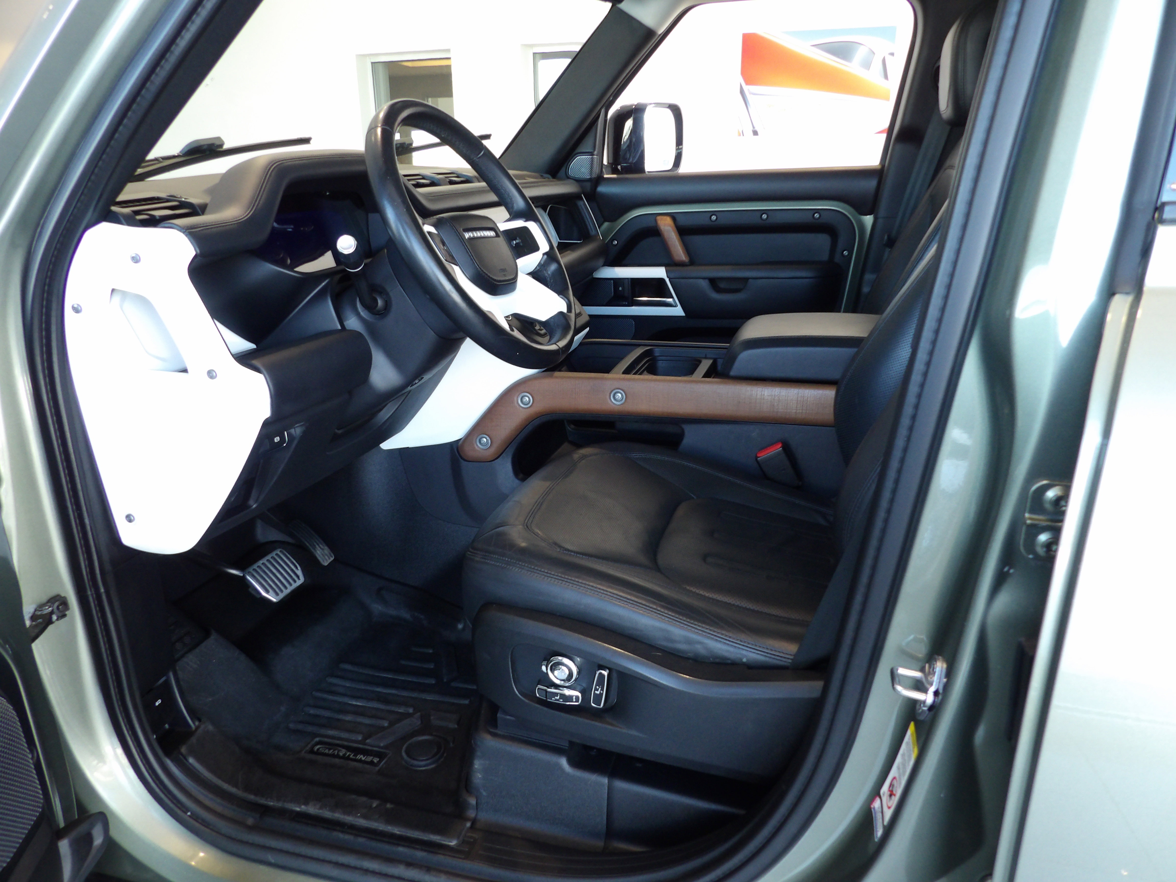 Used 2020 Land Rover Defender 110 HSE AWD/4WD image 23