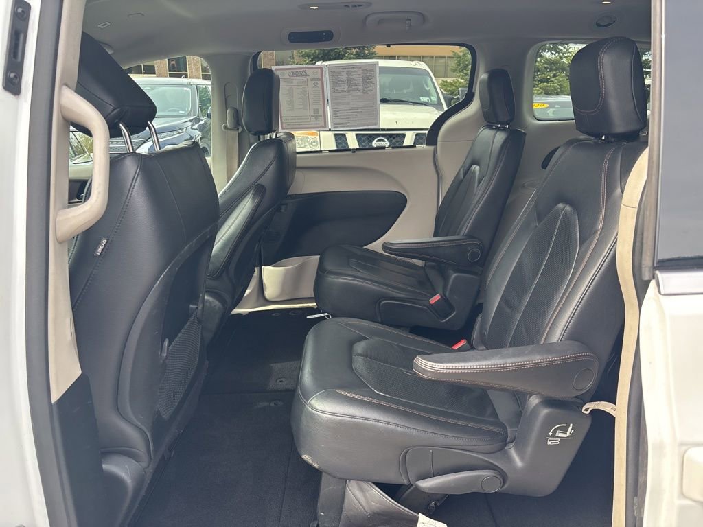 Used 2018 Chrysler Pacifica Touring-L FWD image 16
