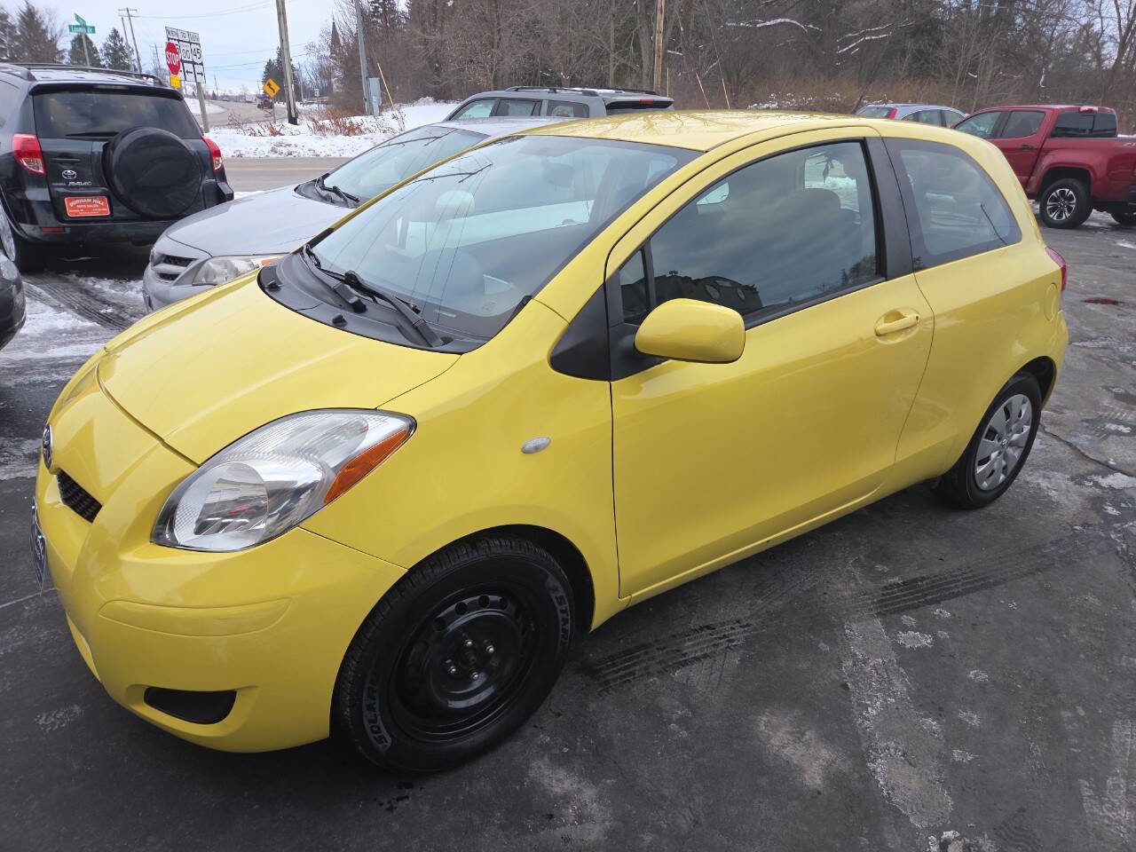 Used 2009 Toyota Yaris 2-Door Hatchback image 2