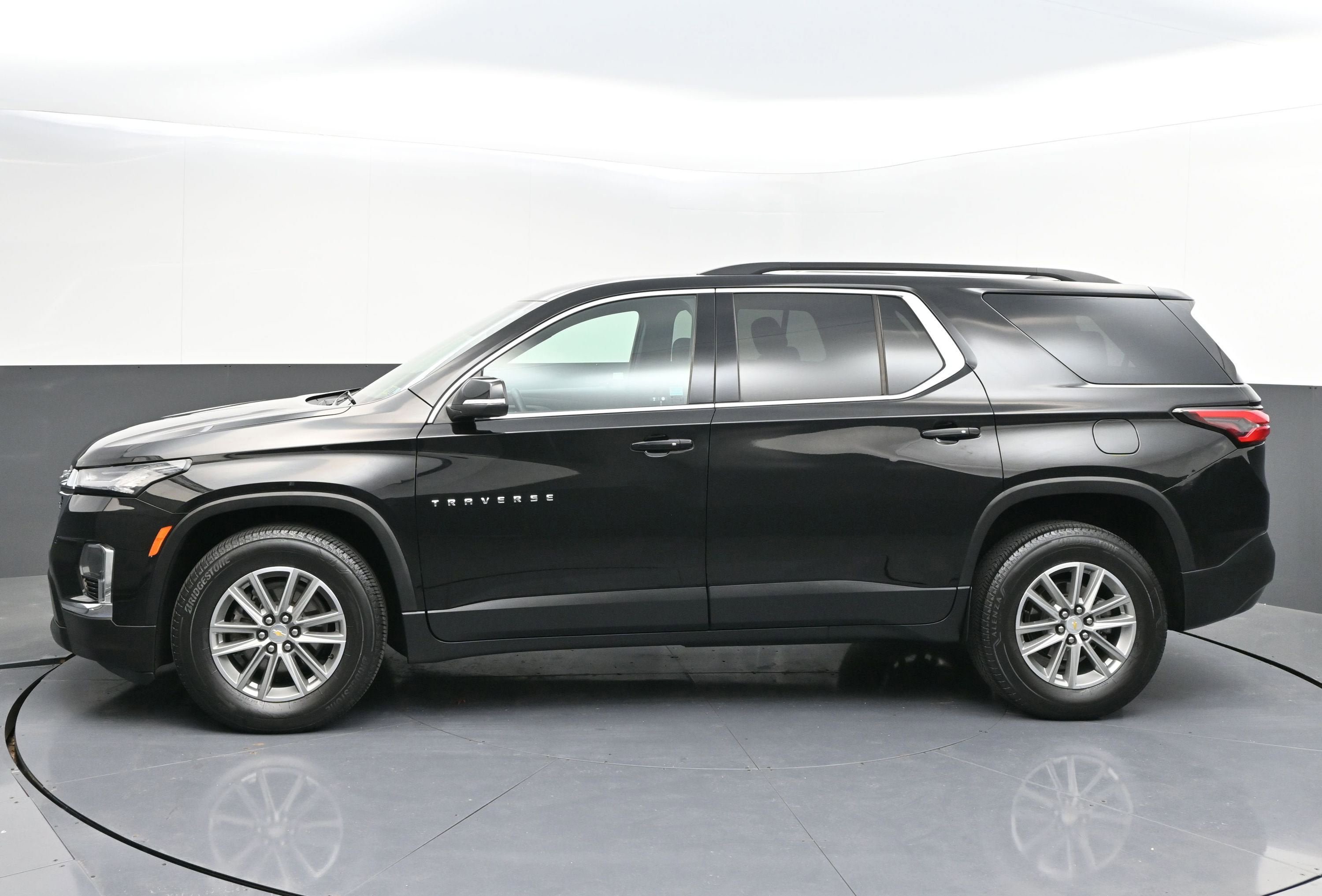 Used 2023 Chevrolet Traverse LT AWD/4WD image 4