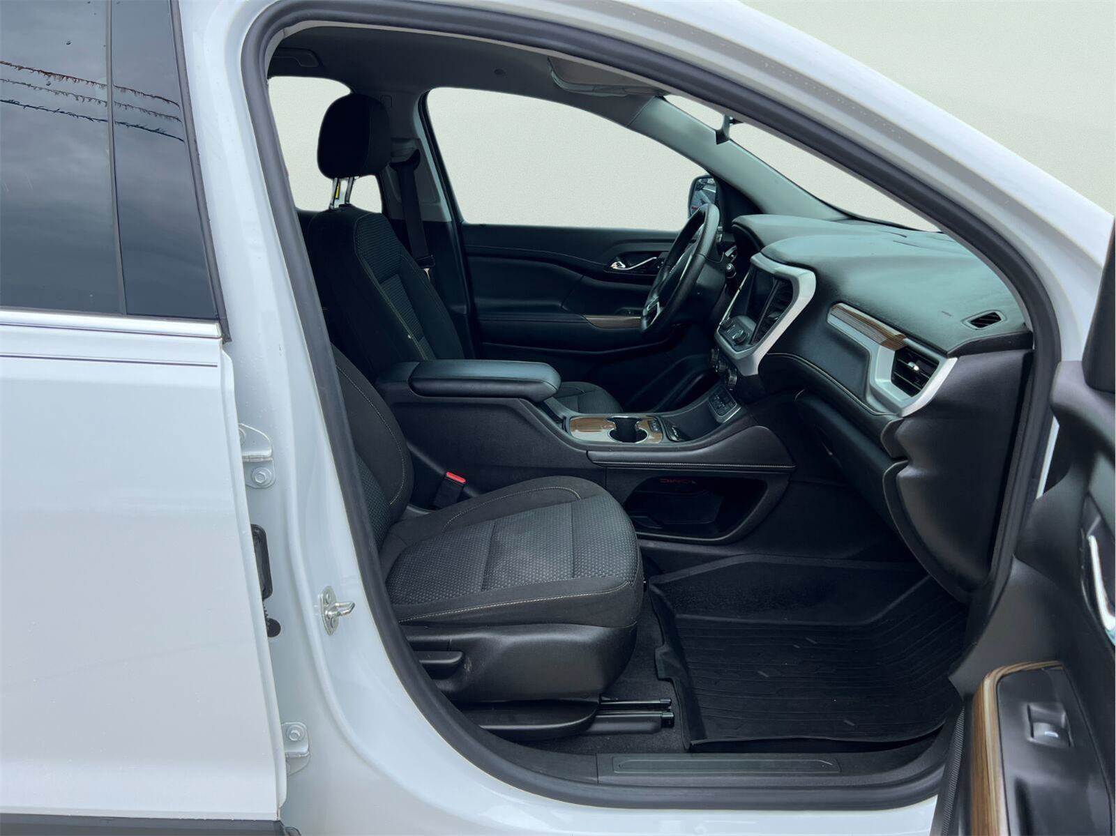 Used 2021 GMC Acadia SLE w/ LPO, Floor Liner Package FWD image 17