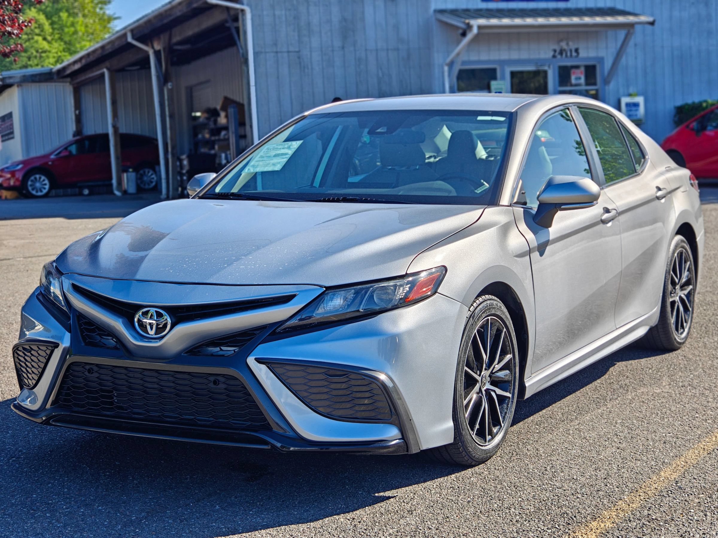 Used 2022 Toyota Camry SE FWD image 3
