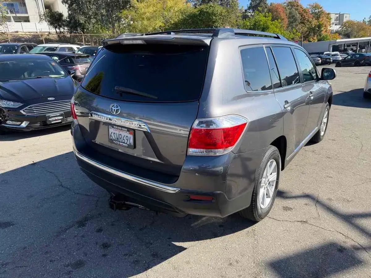 Used 2012 Toyota Highlander SE FWD image 5