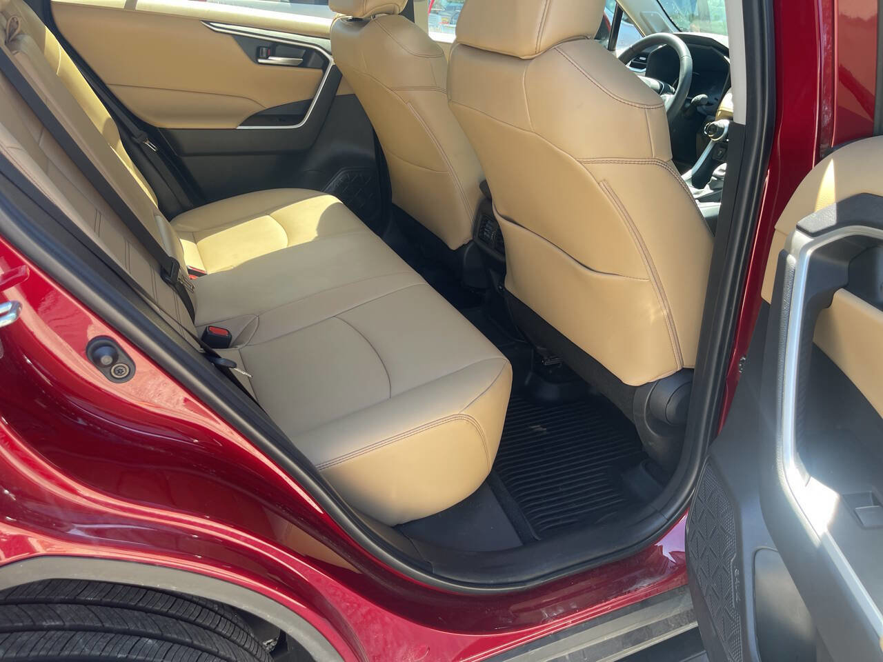 Used 2023 Toyota RAV4 XLE Premium image 16