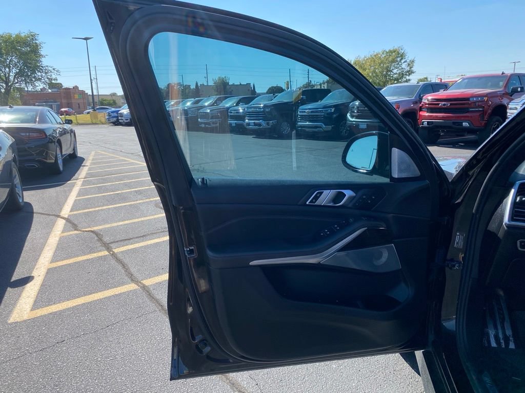 Used 2019 BMW X5 xDrive50i w/ M Sport Package AWD/4WD image 12