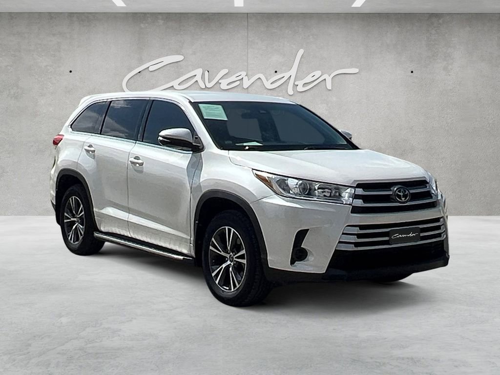 Used 2017 Toyota Highlander LE FWD image 2