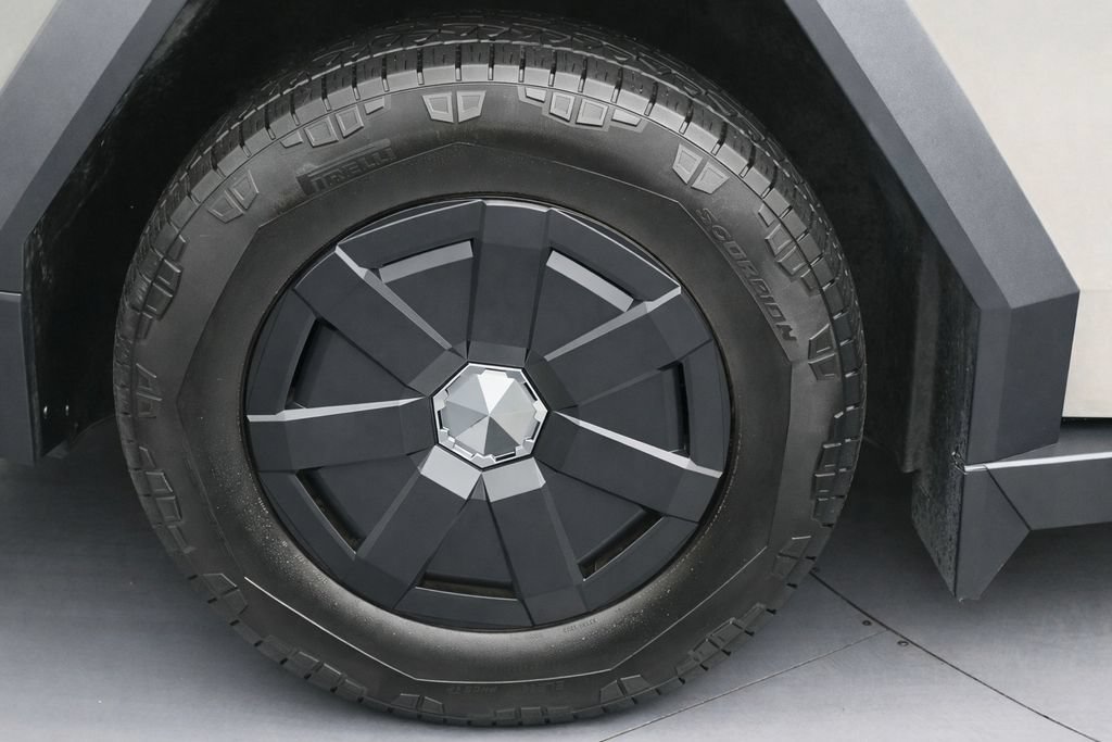 Used 2024 Tesla Cybertruck AWD Crew Cab image 10
