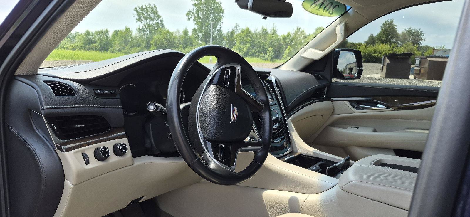 Used 2018 Cadillac Escalade Luxury AWD/4WD image 9