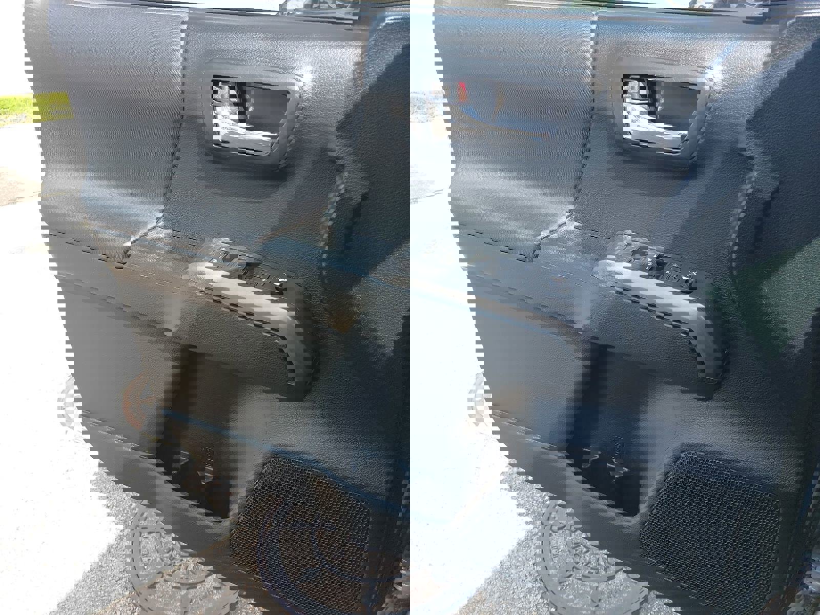 Used 2016 Toyota Tacoma TRD Off-Road w/ Premium & Technology Package image 27