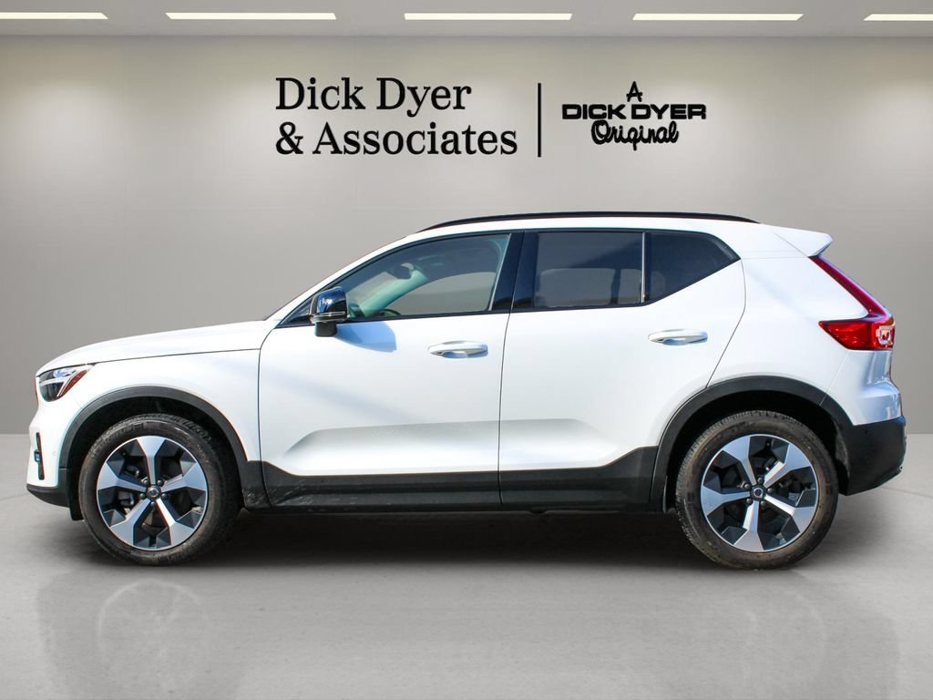 Certified 2025 Volvo XC40 B5 Plus AWD/4WD image 15