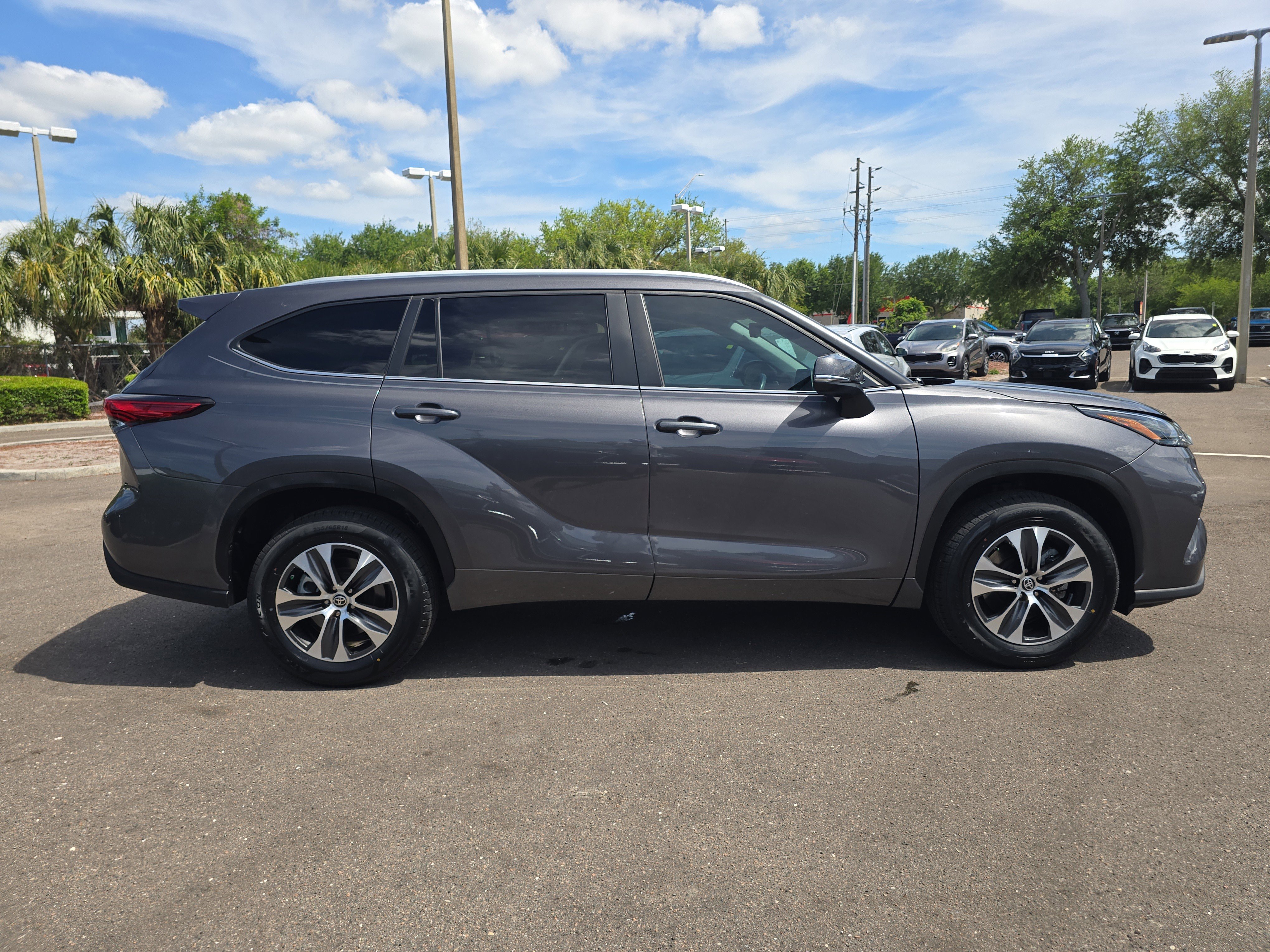 Used 2023 Toyota Highlander XLE image 9