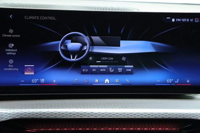 Used 2025 BMW 330i Sedan w/ M Sport Package image 19