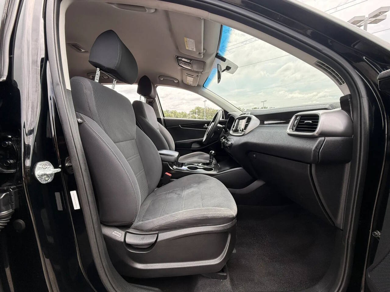 Used 2018 Kia Sorento FWD image 9