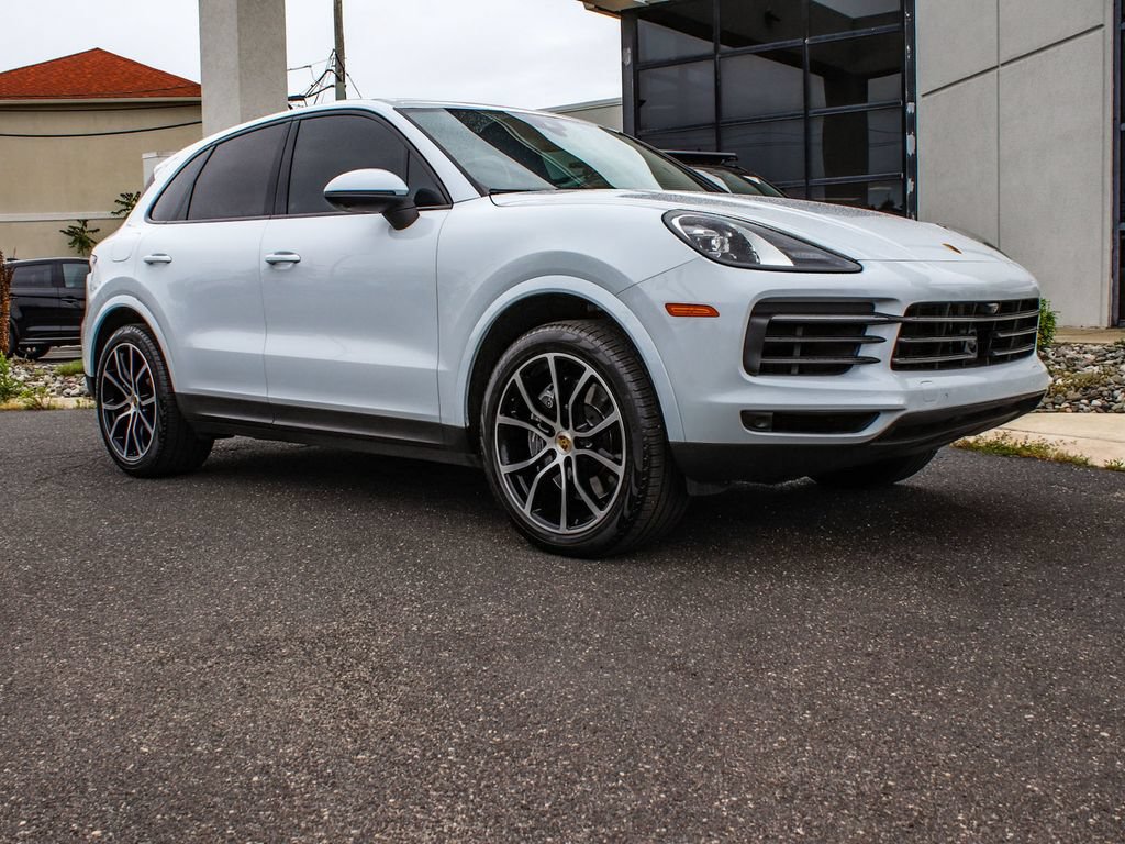 Used 2023 Porsche Cayenne w/ Premium Package AWD/4WD image 3