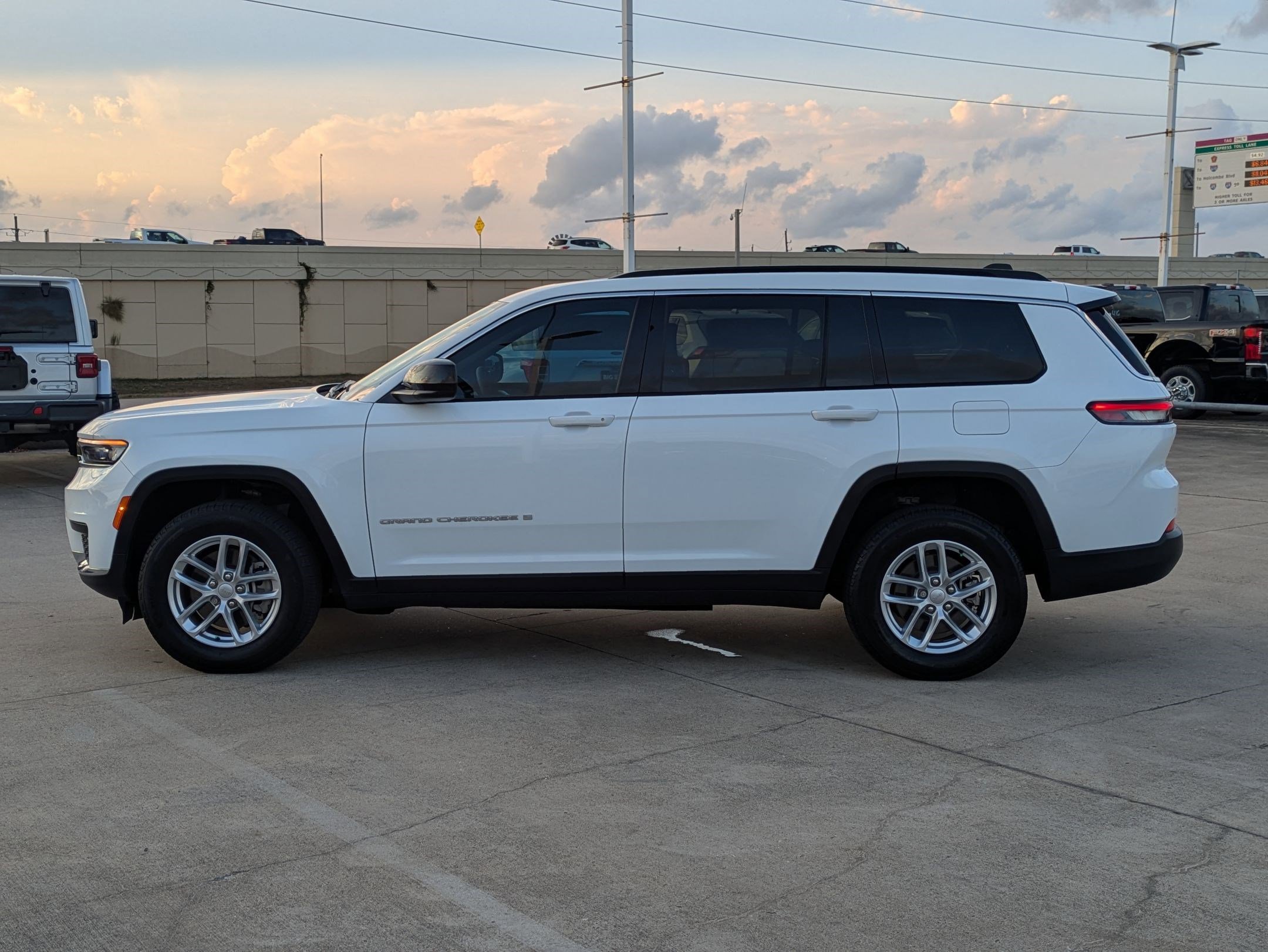 Used 2025 Jeep Grand Cherokee L Laredo image 7