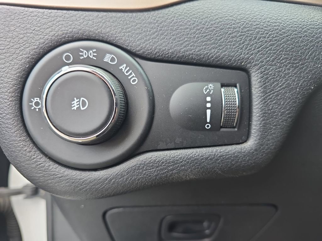 Used 2018 Jeep Cherokee Latitude w/ Altitude Package AWD/4WD image 28