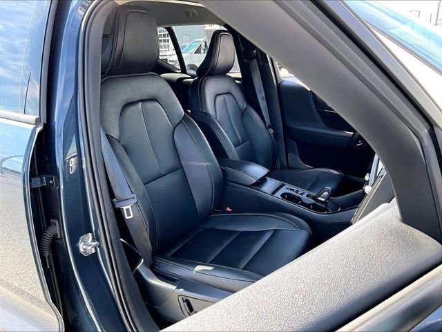 Used 2021 Volvo XC40 T5 Momentum w/ Premium Package image 11