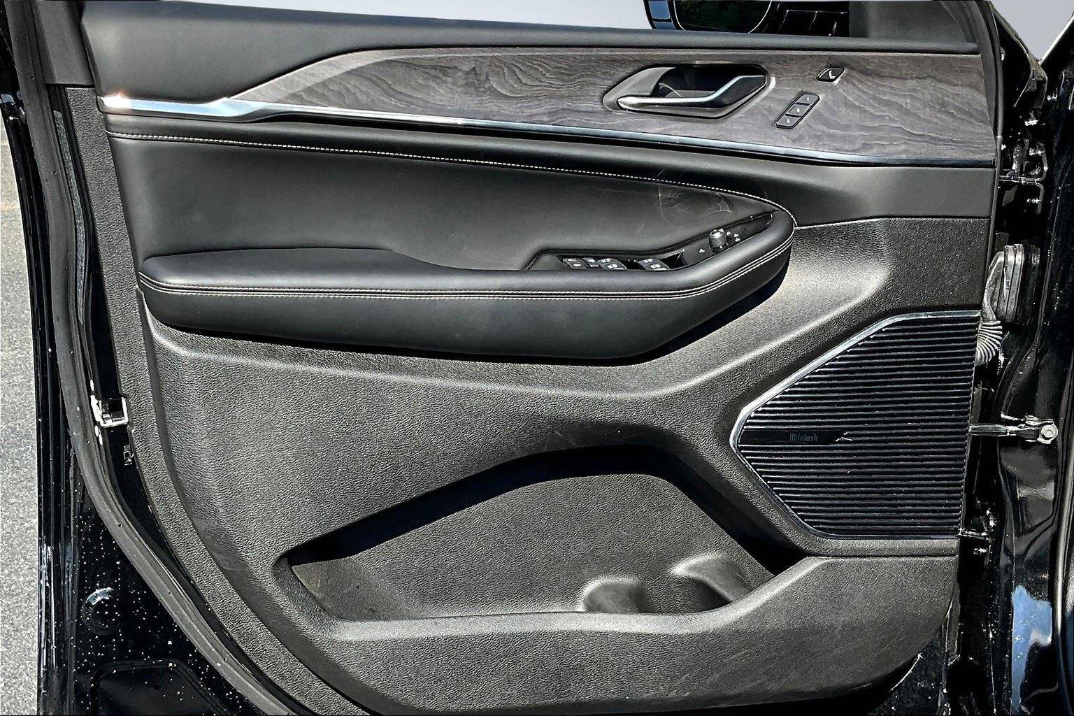 Used 2024 Jeep Grand Cherokee Overland w/ Luxury Tech Group IV image 24