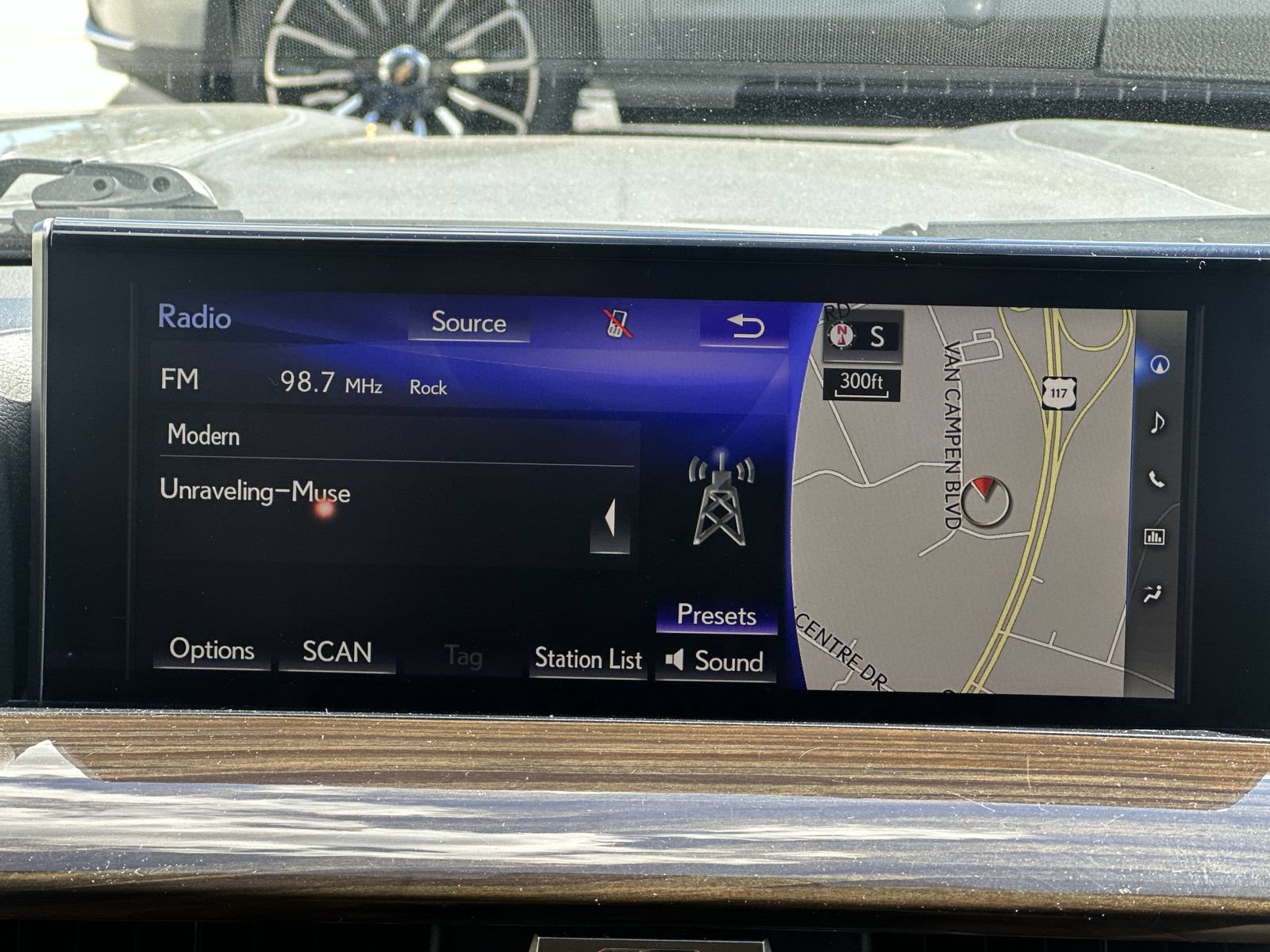 Used 2021 Lexus LX 570 4WD w/ Luxury Package image 26