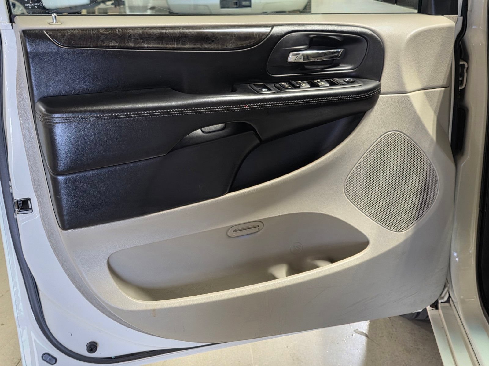 Used 2012 Dodge Grand Caravan Crew FWD image 20
