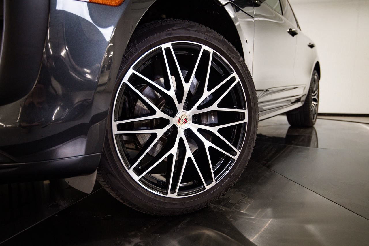 Certified 2024 Porsche Macan AWD/4WD image 12