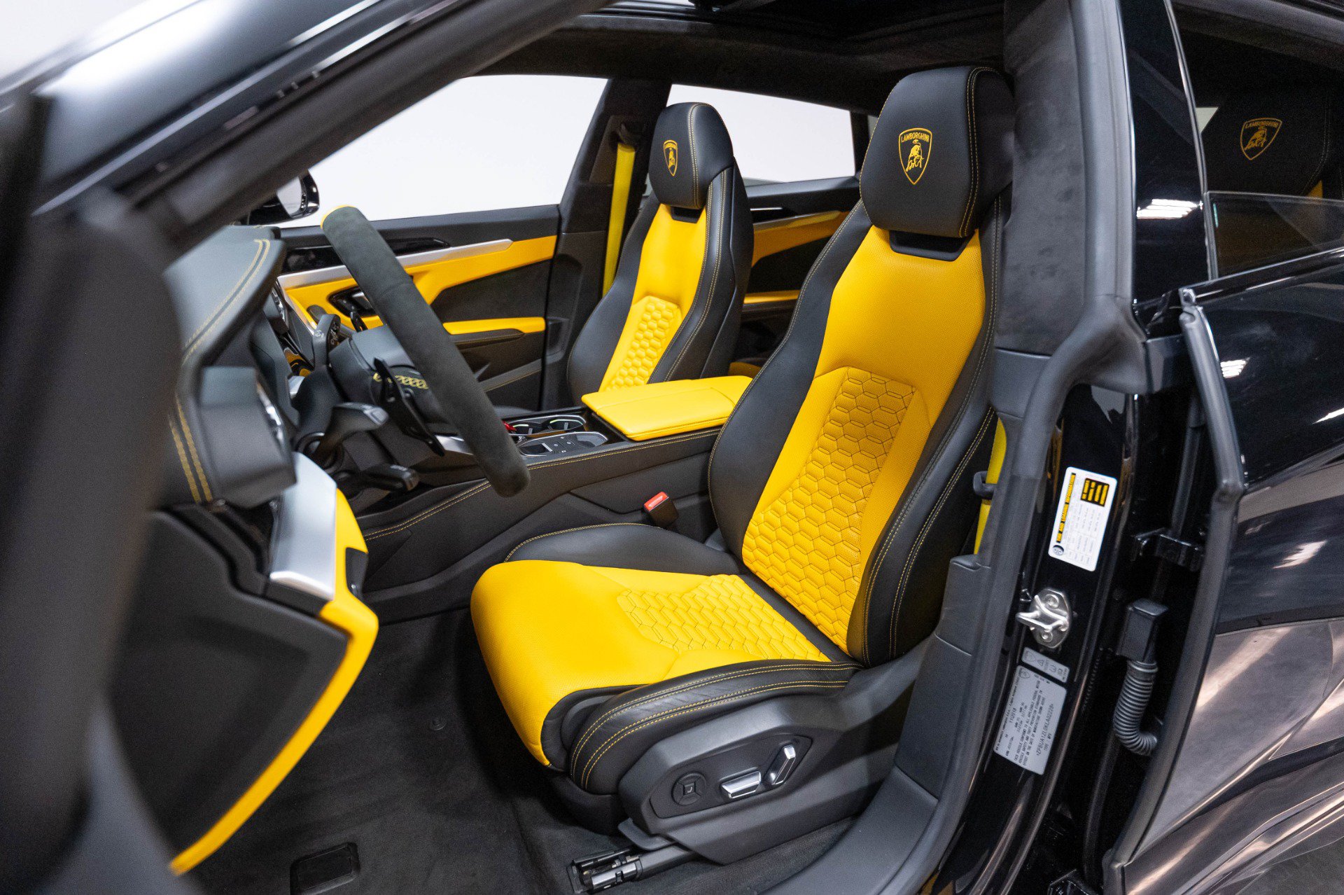 Used 2019 Lamborghini Urus AWD/4WD image 8