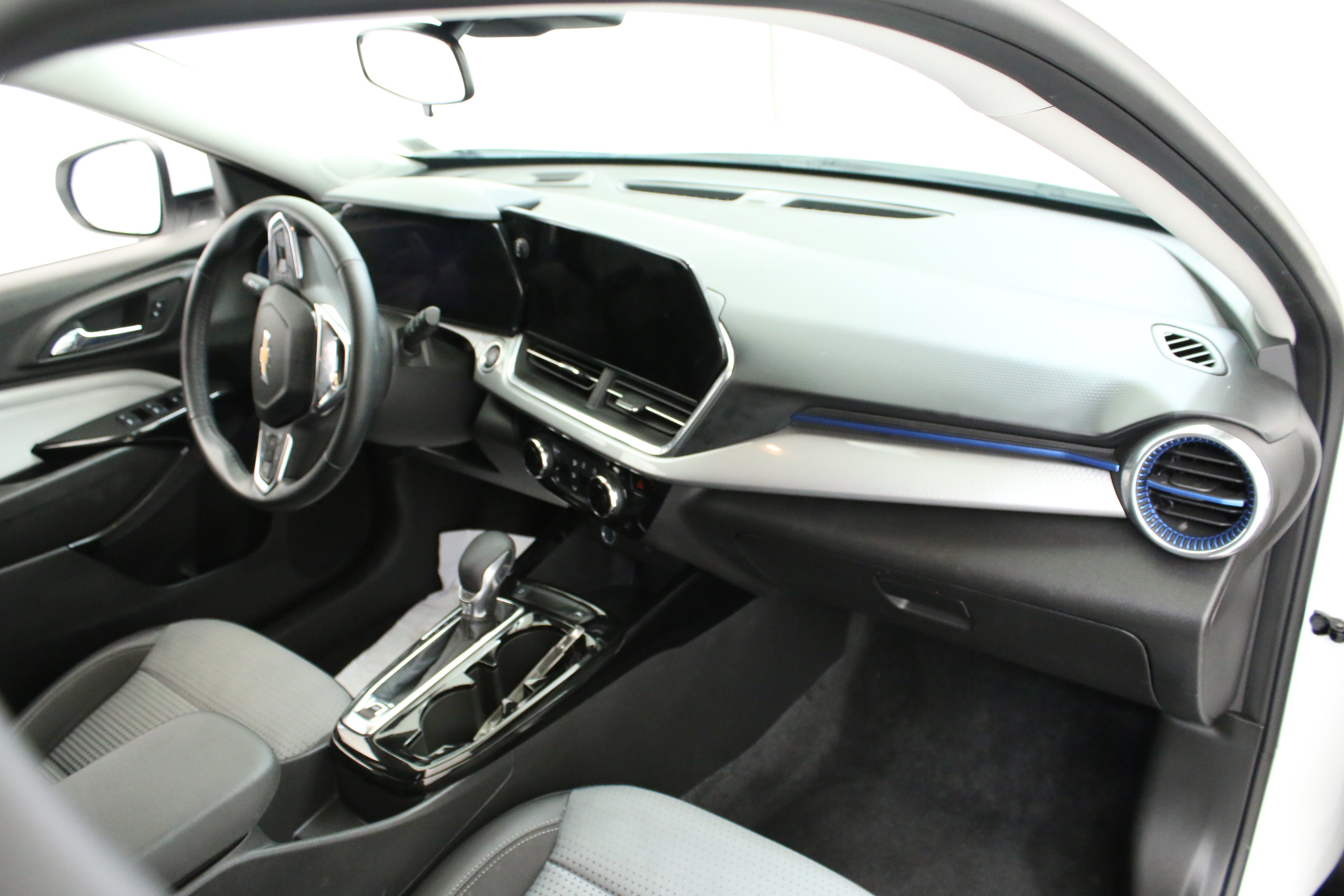 Used 2024 Chevrolet Trax LT w/ LT Convenience Package FWD image 5