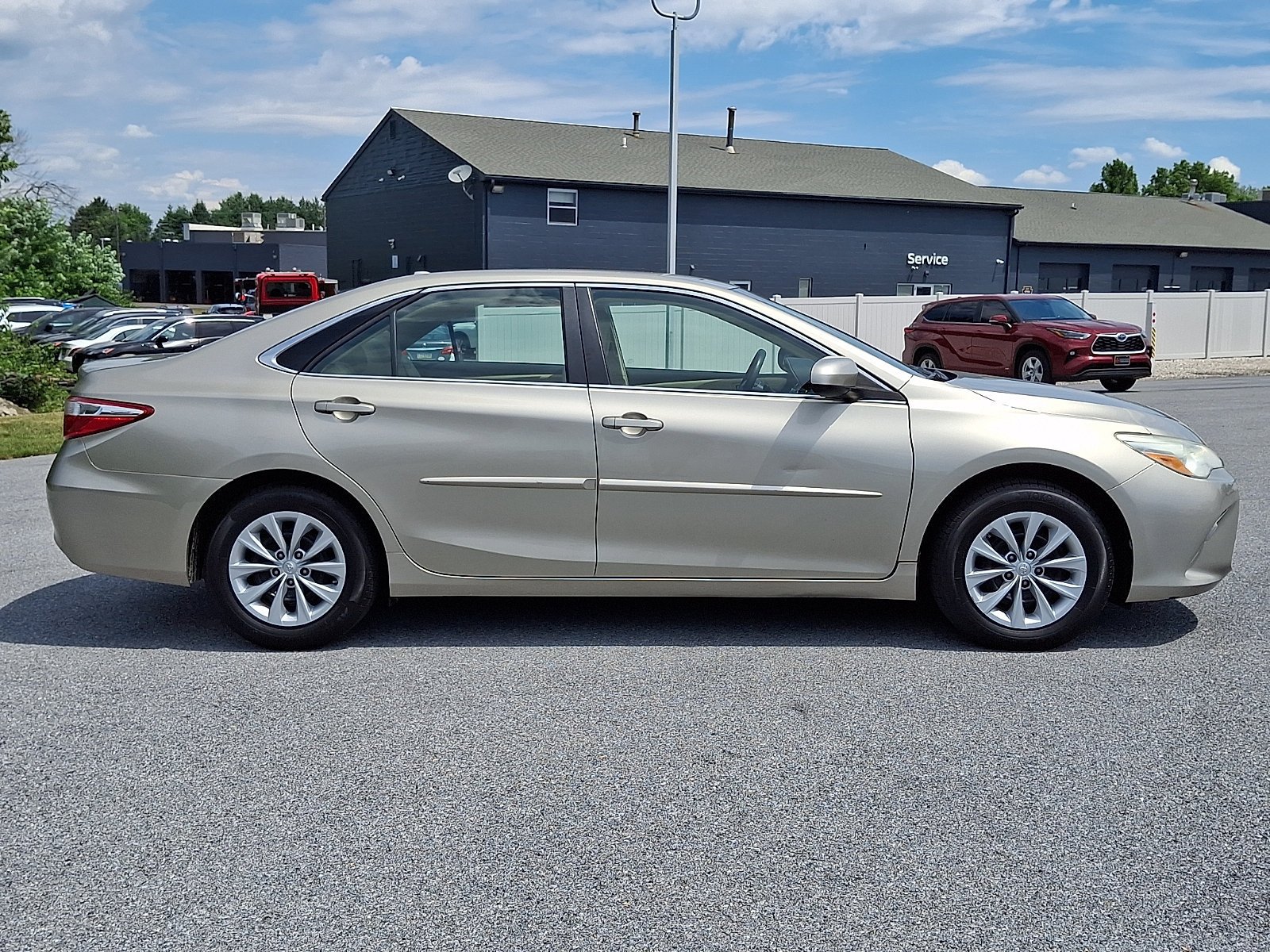 Used 2015 Toyota Camry LE FWD image 8