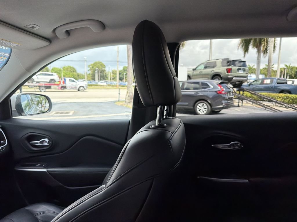 Used 2019 Jeep Cherokee Limited FWD image 12