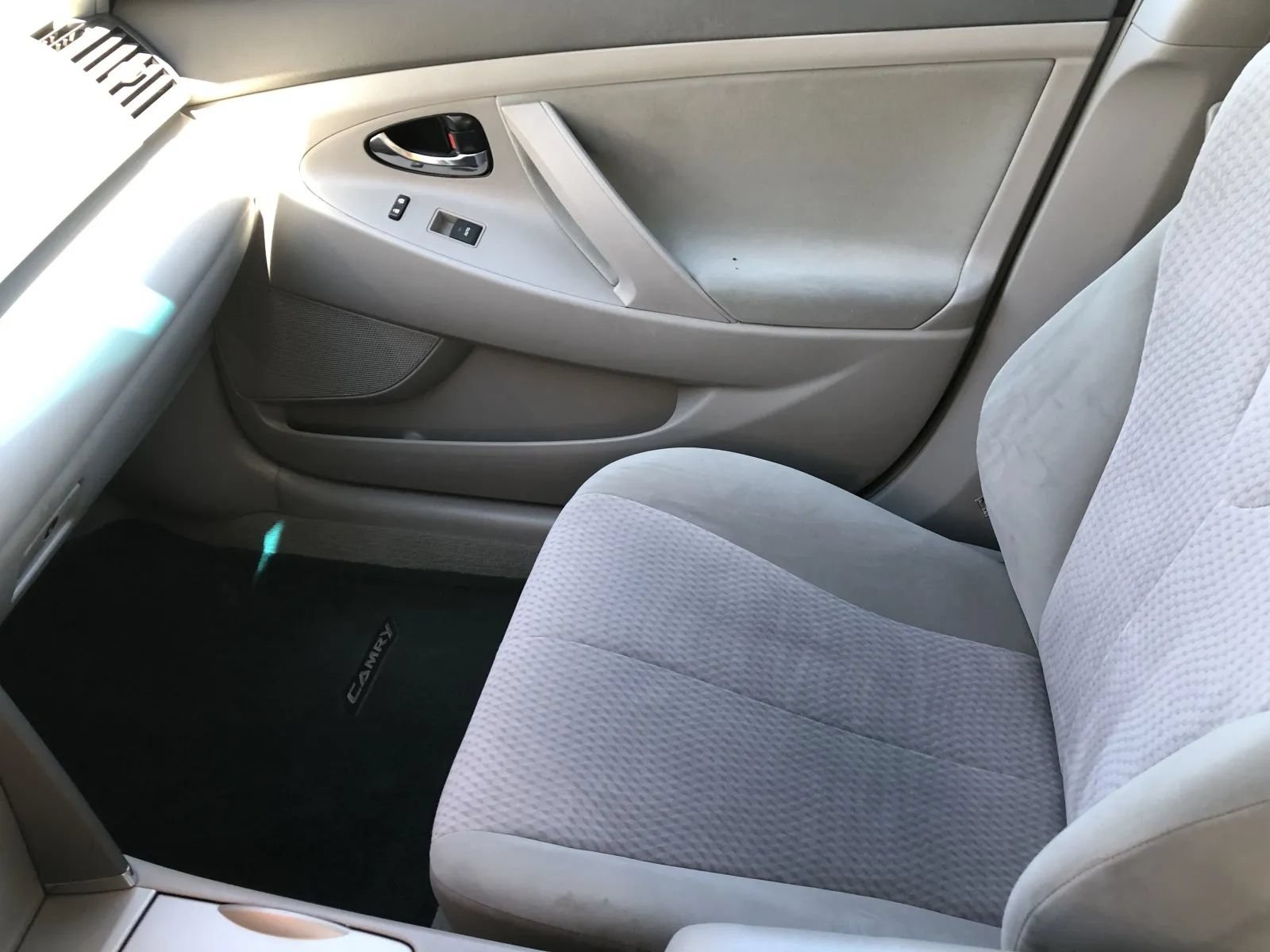 Used 2011 Toyota Camry LE FWD image 28