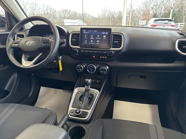 Used 2023 Hyundai Venue SEL image 28