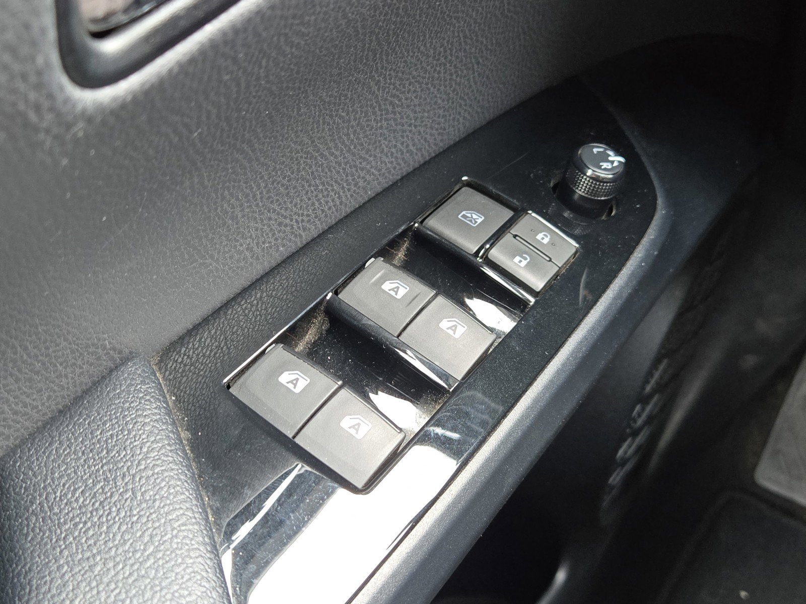 Used 2017 Toyota Prius Prime Premium image 23