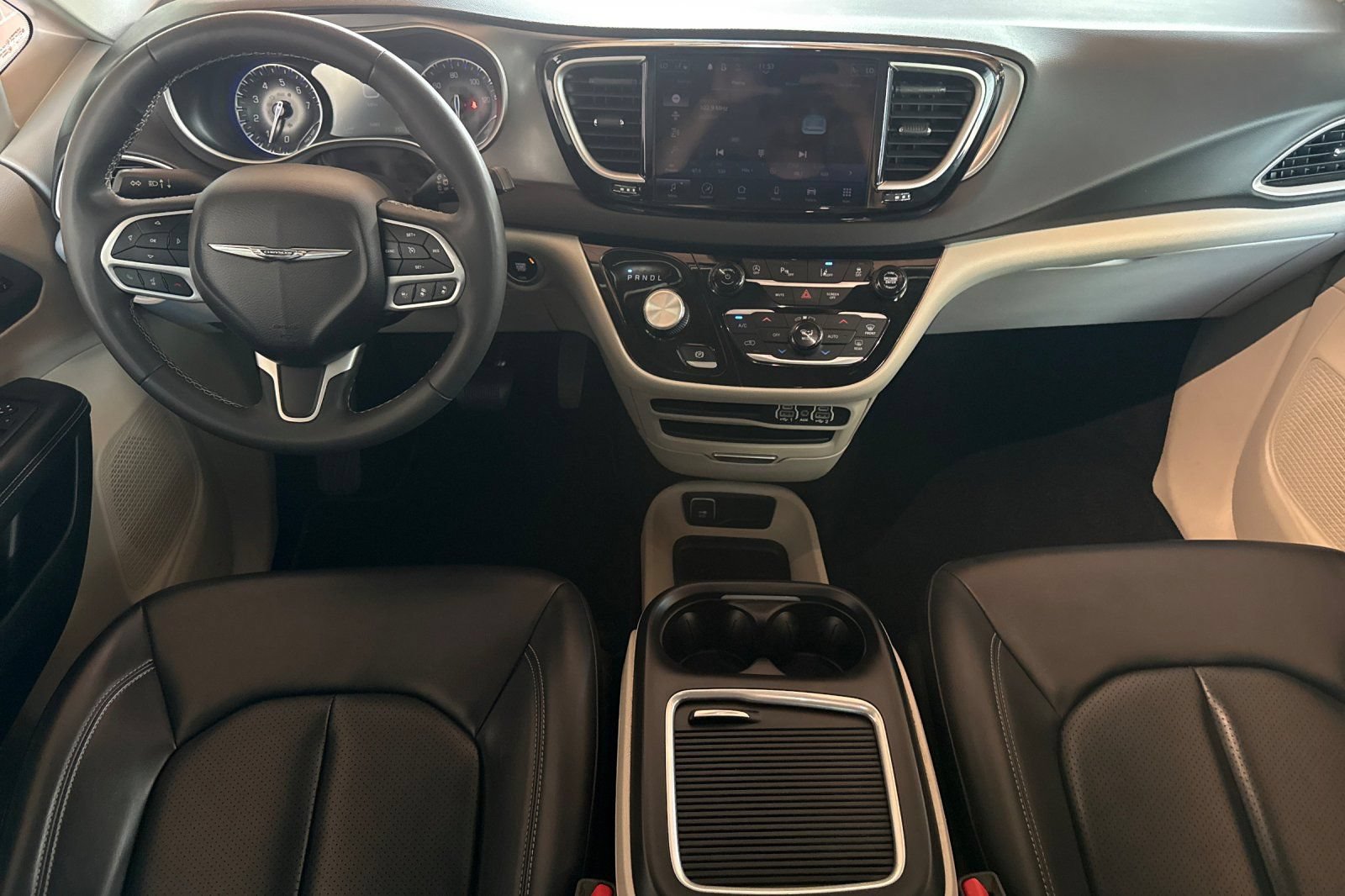 Used 2023 Chrysler Pacifica Touring-L FWD image 17