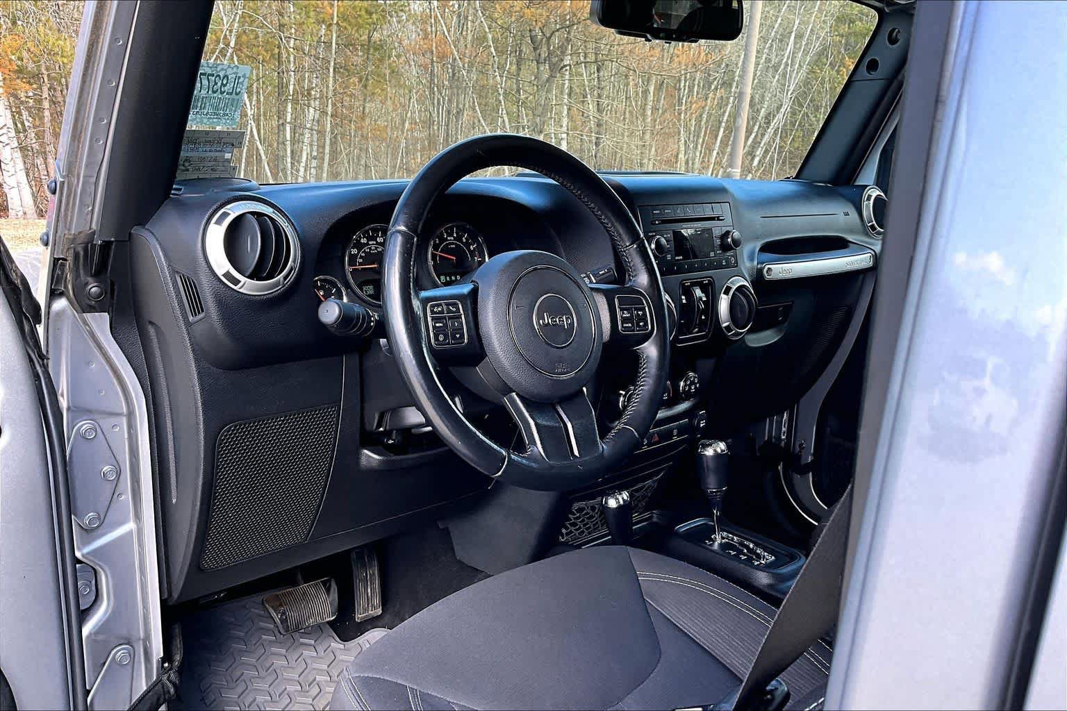 Used 2018 Jeep Wrangler Unlimited Sahara w/ Connectivity Group AWD/4WD image 18