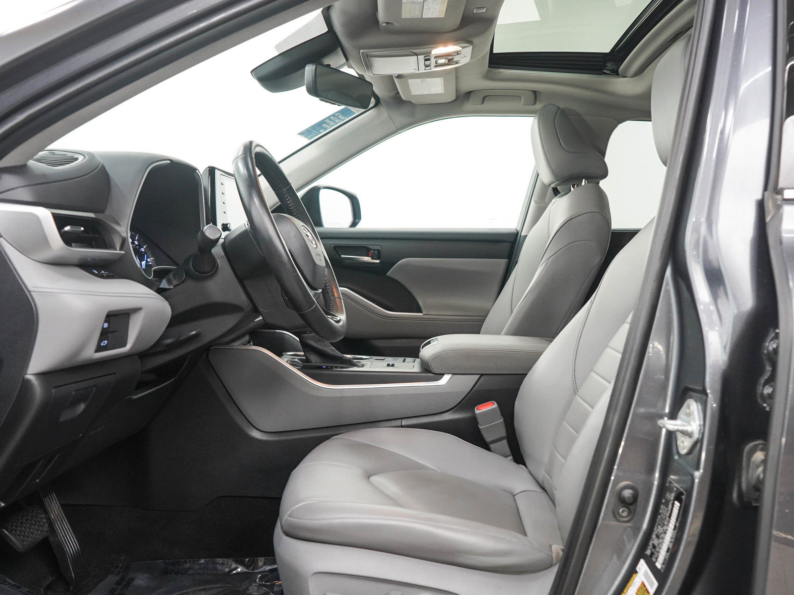 Used 2020 Toyota Highlander XLE AWD/4WD image 23