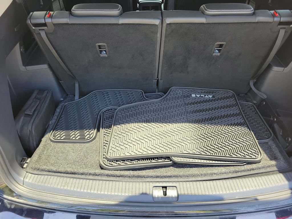 Used 2023 Volkswagen Atlas SE w/ Black Wheel Package FWD image 7
