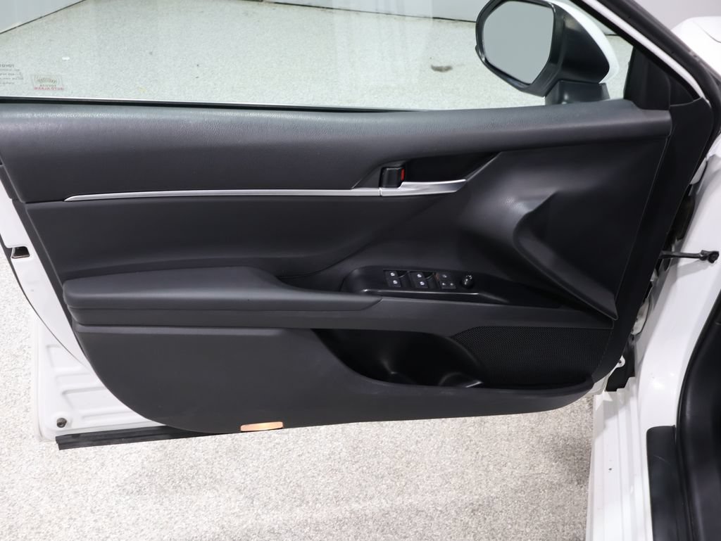 Used 2018 Toyota Camry SE FWD image 12