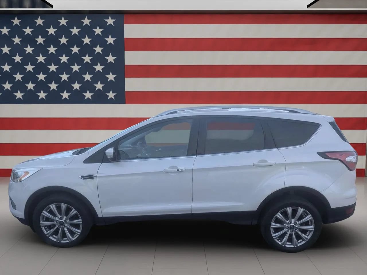 Used 2018 Ford Escape Titanium w/ Ford Safe & Smart Package AWD/4WD image 3