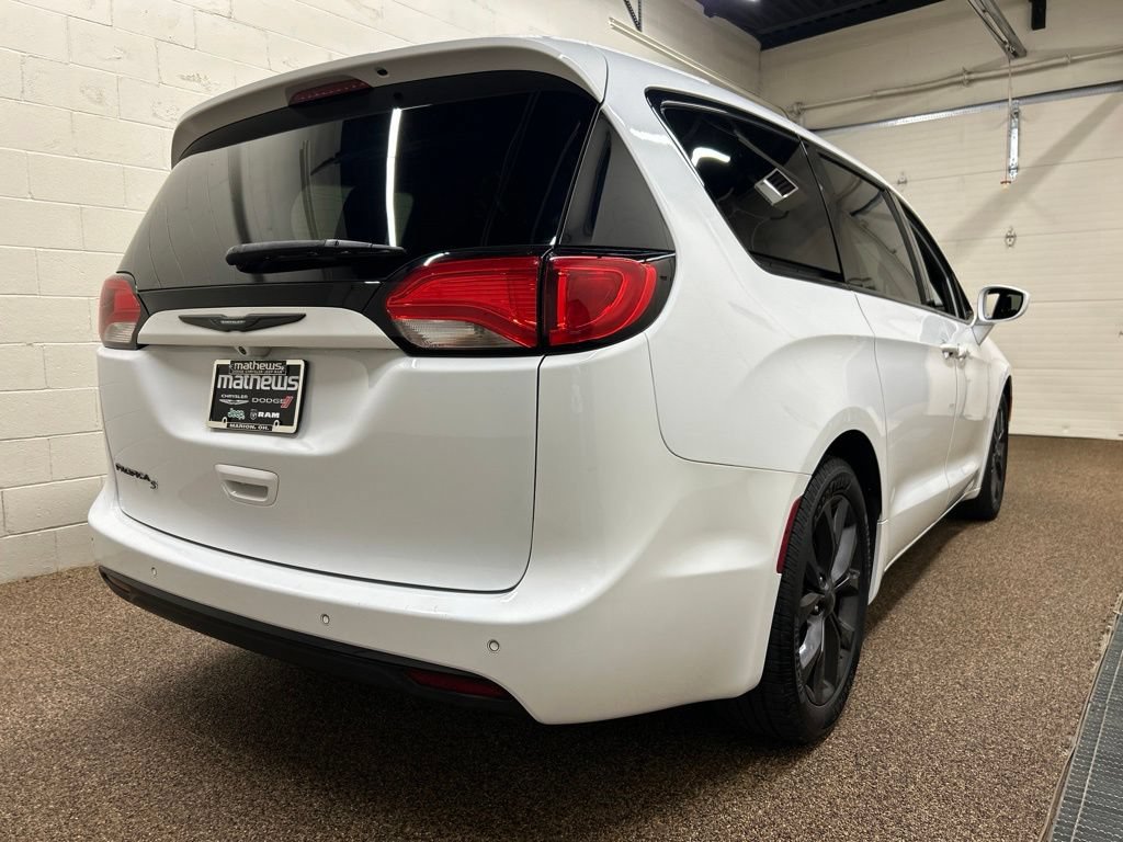 Used 2019 Chrysler Pacifica Touring Plus w/ S Appearance Package FWD image 2
