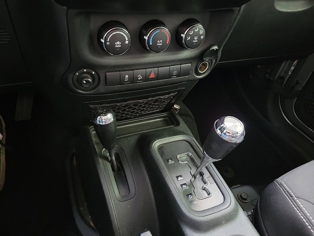 Used 2018 Jeep Wrangler Unlimited Sahara image 16