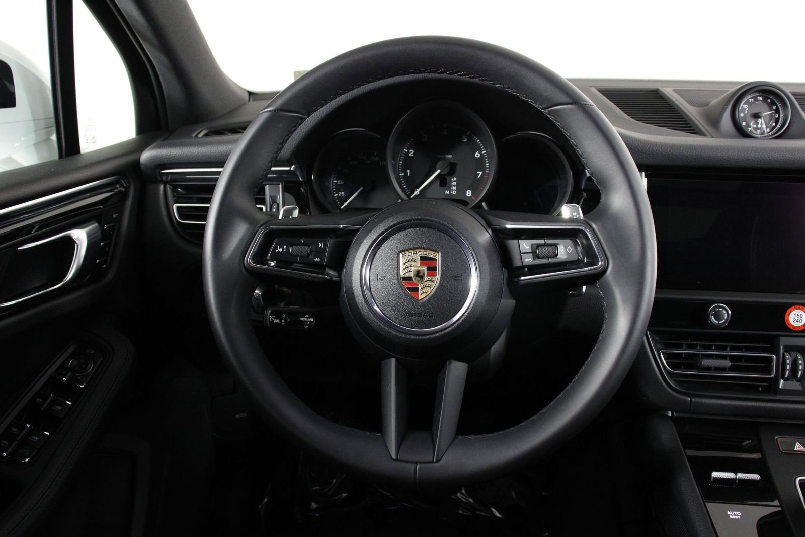 Certified 2025 Porsche Macan image 12