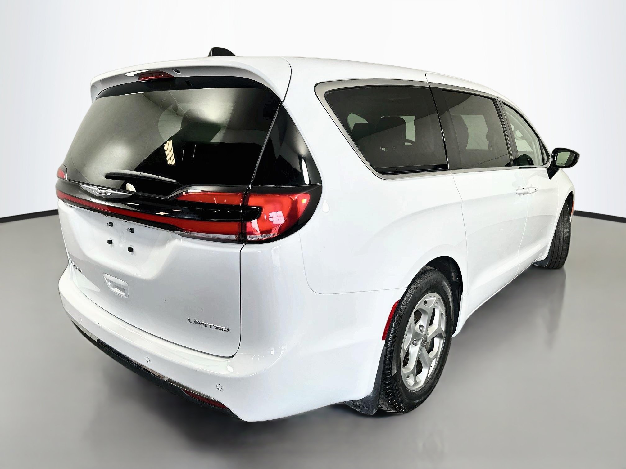 Used 2024 Chrysler Pacifica Limited FWD image 7