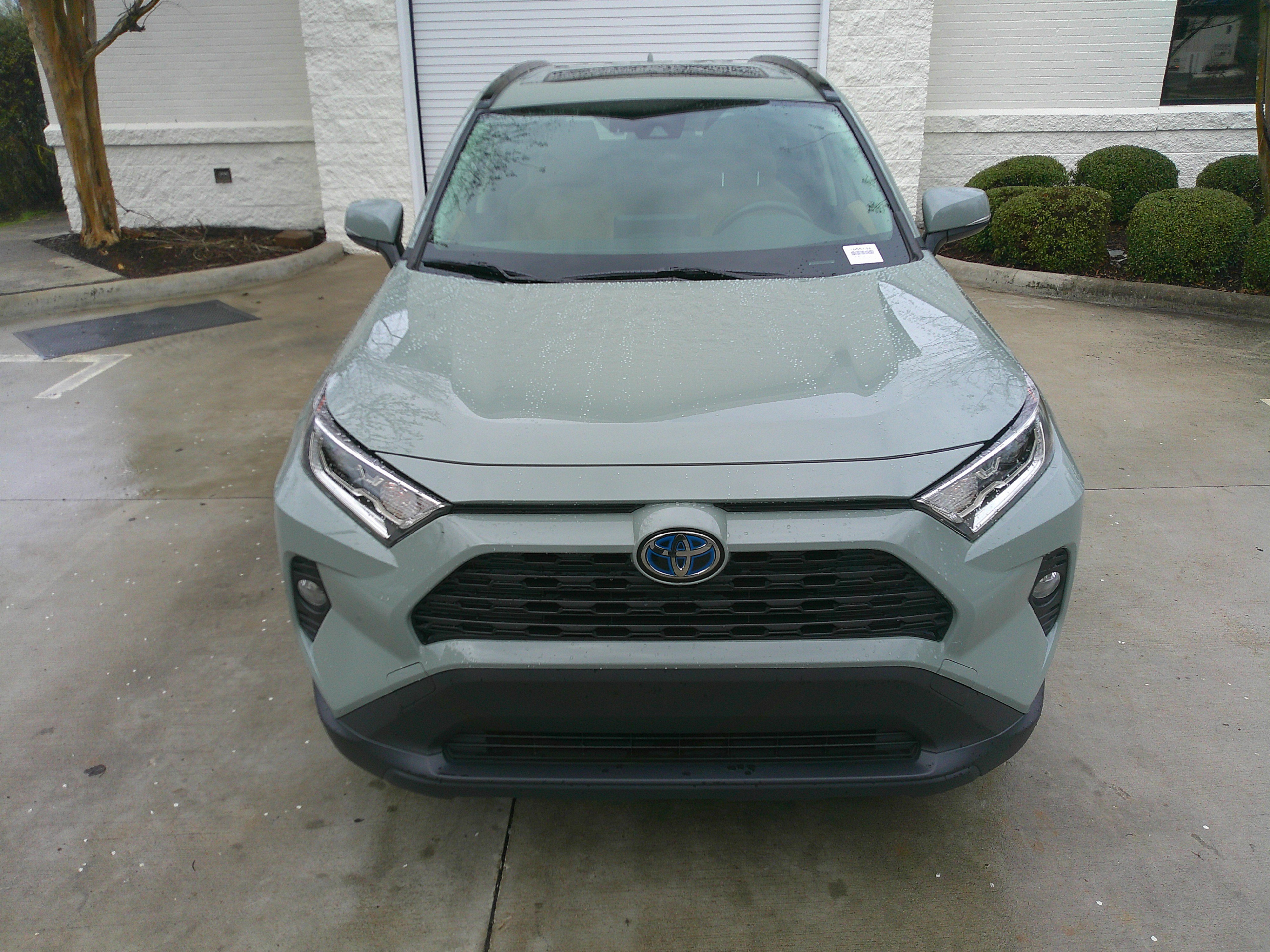 Used 2021 Toyota RAV4 XLE Premium image 3