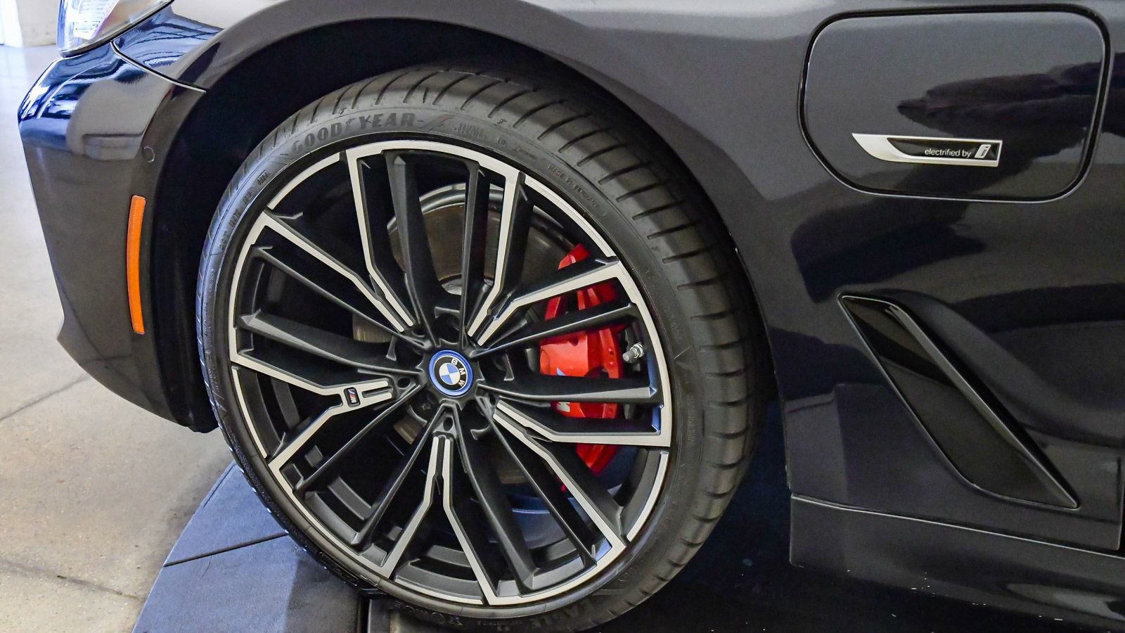 Certified 2023 BMW 530e w/ M Sport Package RWD image 9