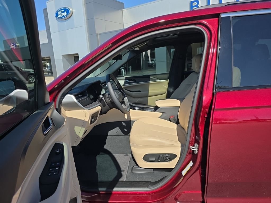 Used 2025 Jeep Grand Cherokee Limited image 14