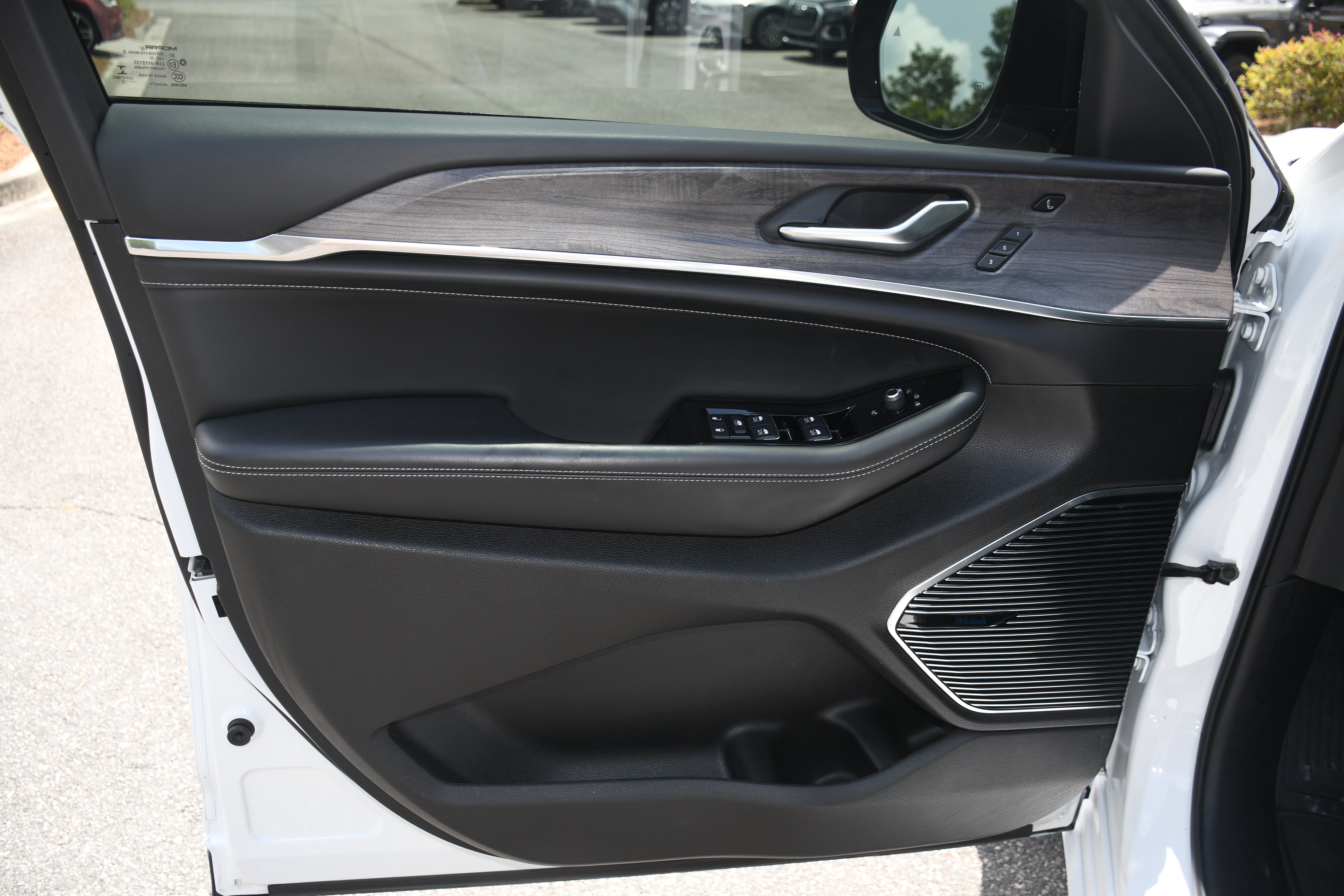 Used 2022 Jeep Grand Cherokee Overland w/ Luxury Tech Group IV RWD image 9