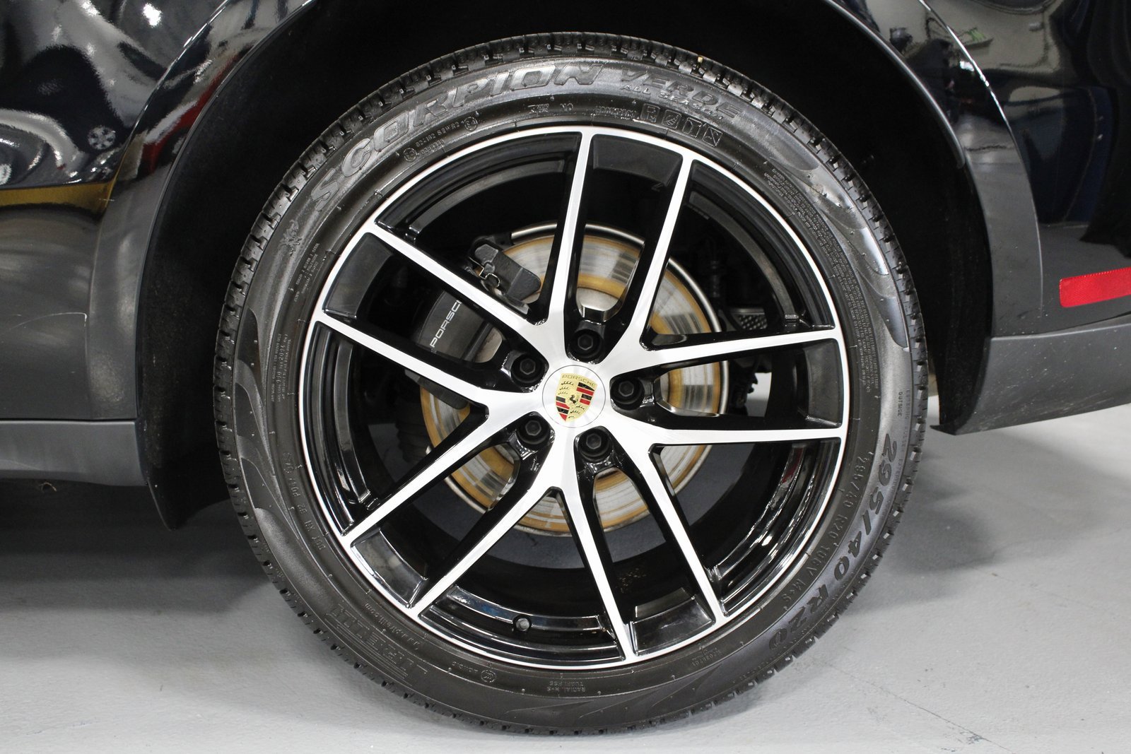 Certified 2025 Porsche Macan image 12