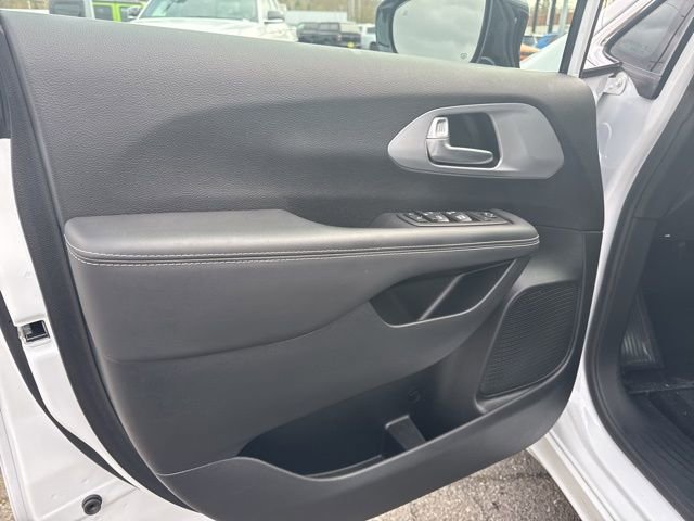 Used 2024 Chrysler Pacifica Touring image 21