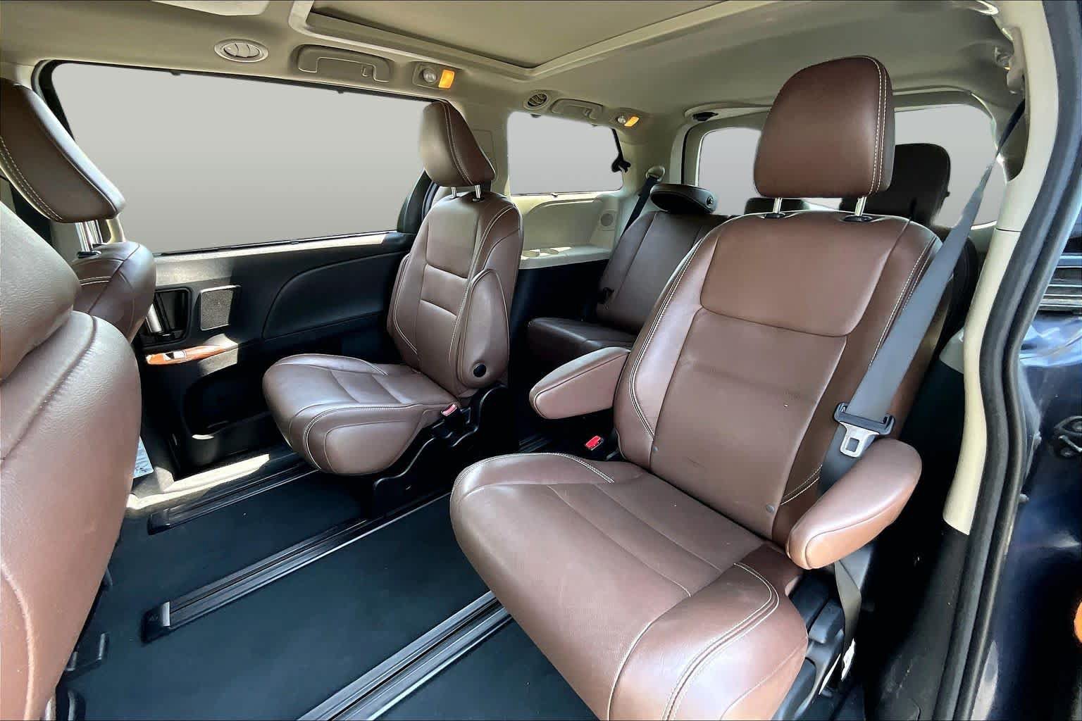 Used 2019 Toyota Sienna Limited Premium w/ Carpet Mat Package AWD/4WD image 20
